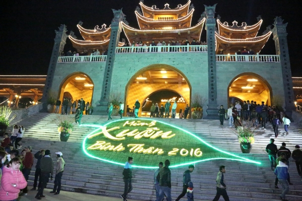 Cổng Tam Quan nội chùa Ba Vàng.