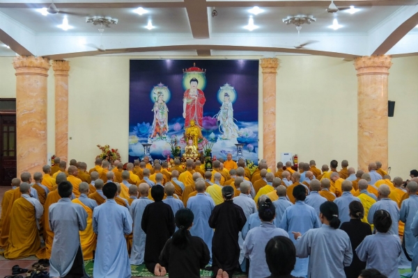 Đại chúng thành kính dâng lời tác bạch nhân buổi lễ khánh tuế Sư Phụ Thích Trúc Thái Minh.