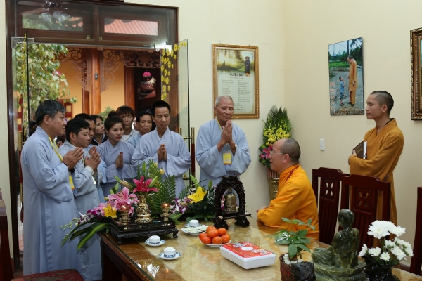 Đại diện các Phật tử cầu thỉnh Thầy trụ trì Thích Trúc Thái Minh truyền trao những lời Pháp nhũ nhân buổi khai Pháp đầu năm