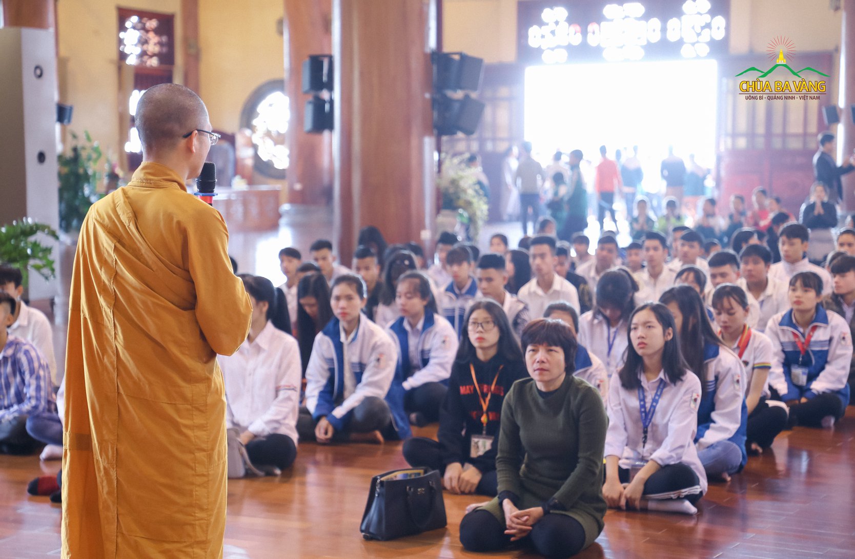 Đại Đức Thích Trúc Bảo Giác chia sẻ Phật Pháp với thầy, cô giáo và các bạn học sinh Trung tâm Giáo Dục Thường Xuyên Đông Triều.