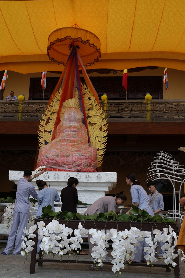 Đại lễ Phật đản và chiêm bái Phật Ngọc Vì Hòa Bình Thế Giới sẽ được tổ chức tại chùa Ba Vàng vào ngày 13/05/2016.