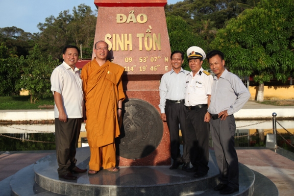 Sư Phụ Thích Trúc Thái Minh chụp ảnh cùng đoàn công tác tại huyện đảo Trường Sa