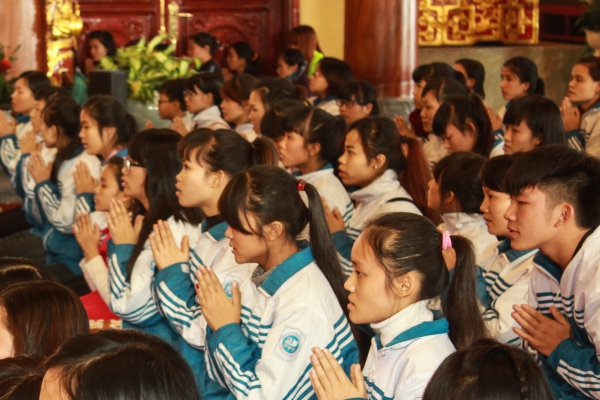 Đoàn học sinh trường THPT Hoàng Hoa Thám cầu thỉnh chư Tăng ban bố cho những dòng Pháp nhũ quý báu.