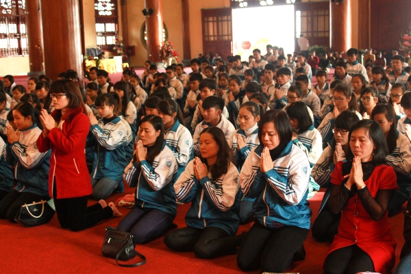 Đoàn học sinh trường THPT Hoàng Hoa Thám tham dự khóa lễ cầu an tại chánh điện chùa Ba Vàng.