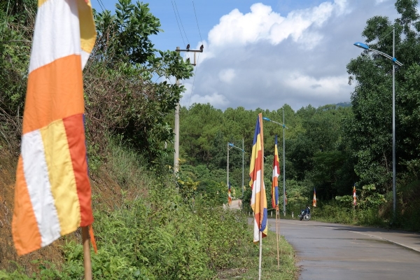 Dọc con đường lên chùa đã rợp những hàng cờ chào đón Phật tử và du khách về tham dự lễ Khánh thành nhà thờ Tổ chùa Ba Vàng.