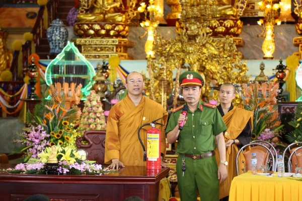 Đội trưởng đội phòng cháy chữa cháy hướng dẫn các Phật tử.