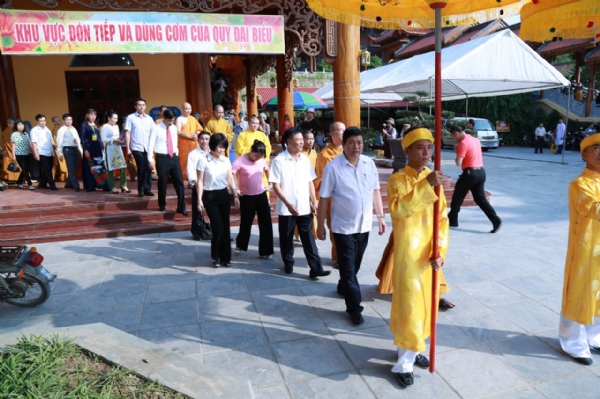 Đông đảo lãnh đạo các cở ban nghành của tỉnh, thành phố đã về dự lễ hội hoa cúc chùa Ba Vàng.