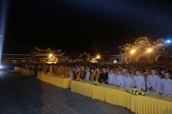 Đông đảo nhân dân Phật tử đã có mặt tham dự đêm tri ân lễ hội hoa cúc chùa Ba Vàng.