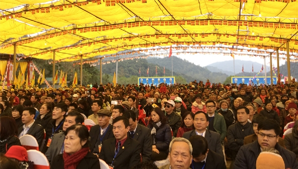Đông đảo nhân dân, Phật tử vân tập về tham dự lễ khai Hội xuân Yên Tử.