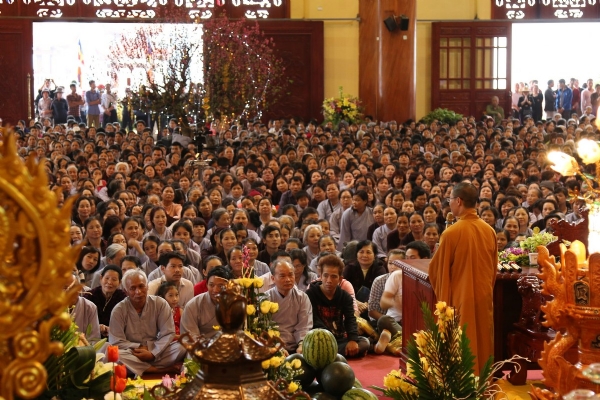 Đông đảo Phật tử vân tập về chùa Ba Vàng