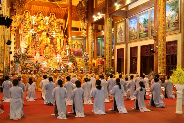 Đông đủ chư Tăng và Phật tử tham gia thời khóa sám hối.