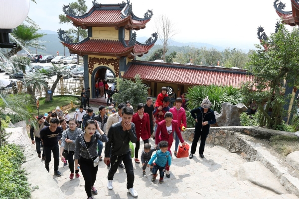 Du khách hành hân hoan về chùa thăm quan lễ Phật.