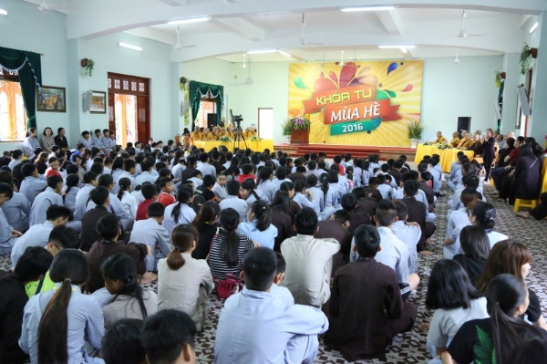 Gần 300 bạn khóa sinh tham dự khóa tu mùa hè chùa Ba Vàng.
