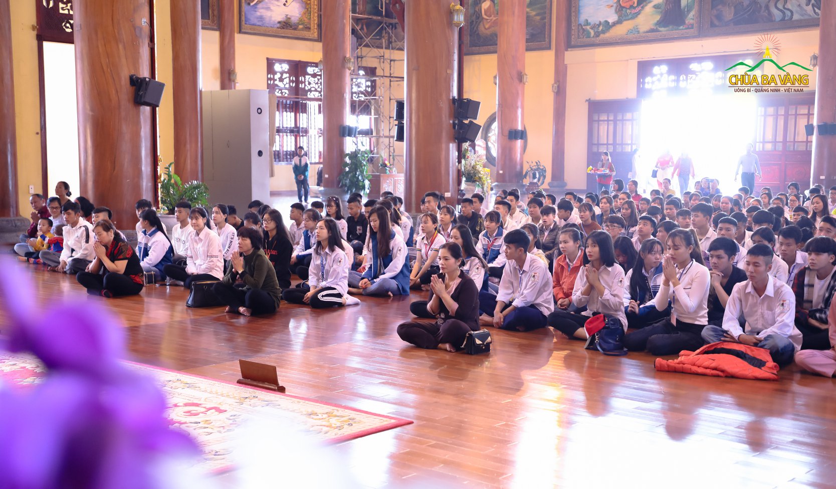 Gần hai trăm bạn trẻ Trung tâm Giáo Dục Thường Xuyên Đông Triều về chùa Ba Vàng tìm hiểu Phật Pháp