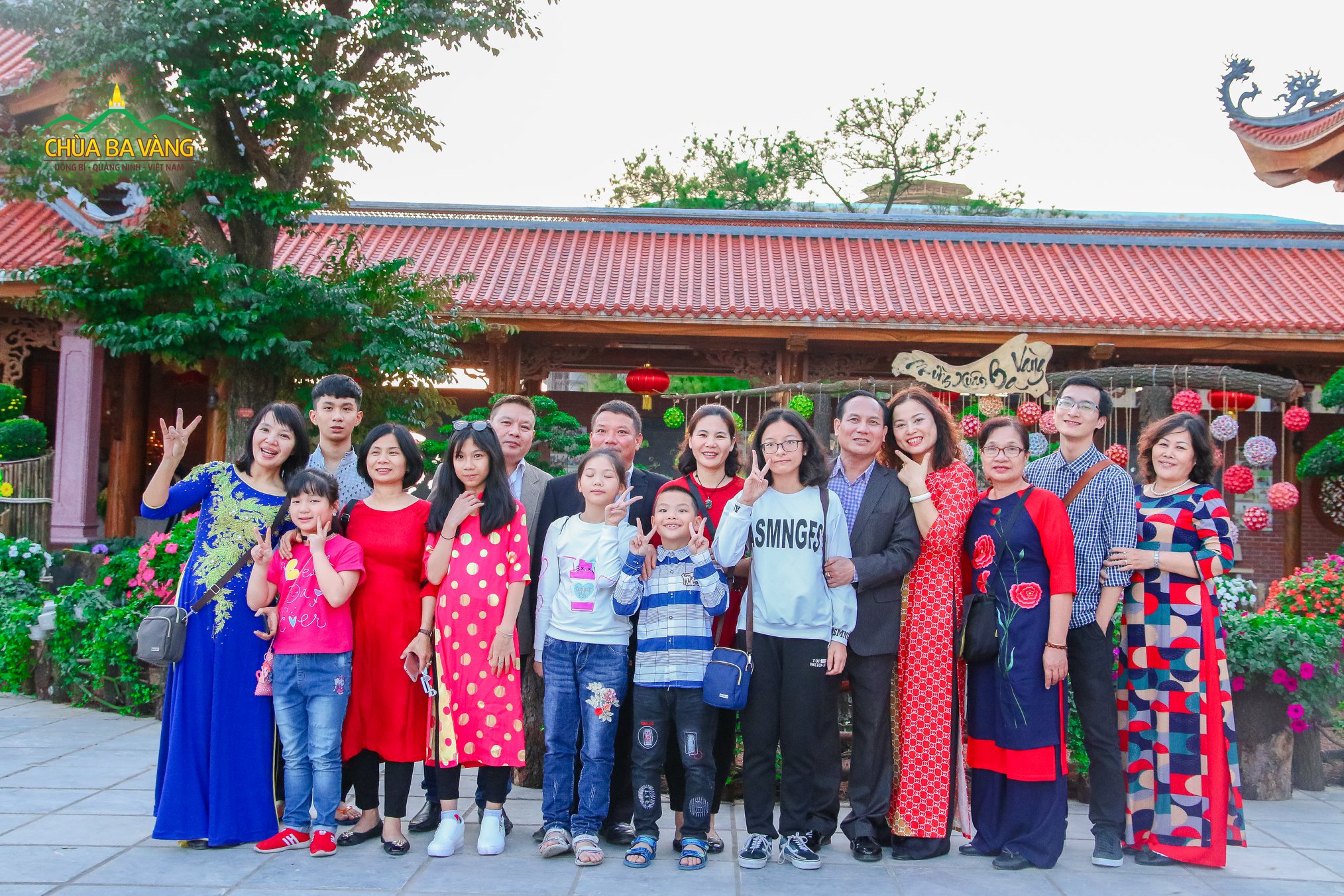 Gia đình vui tươi trong tà áo dài khi lễ chùa đầu năm tại chùa Ba Vàng