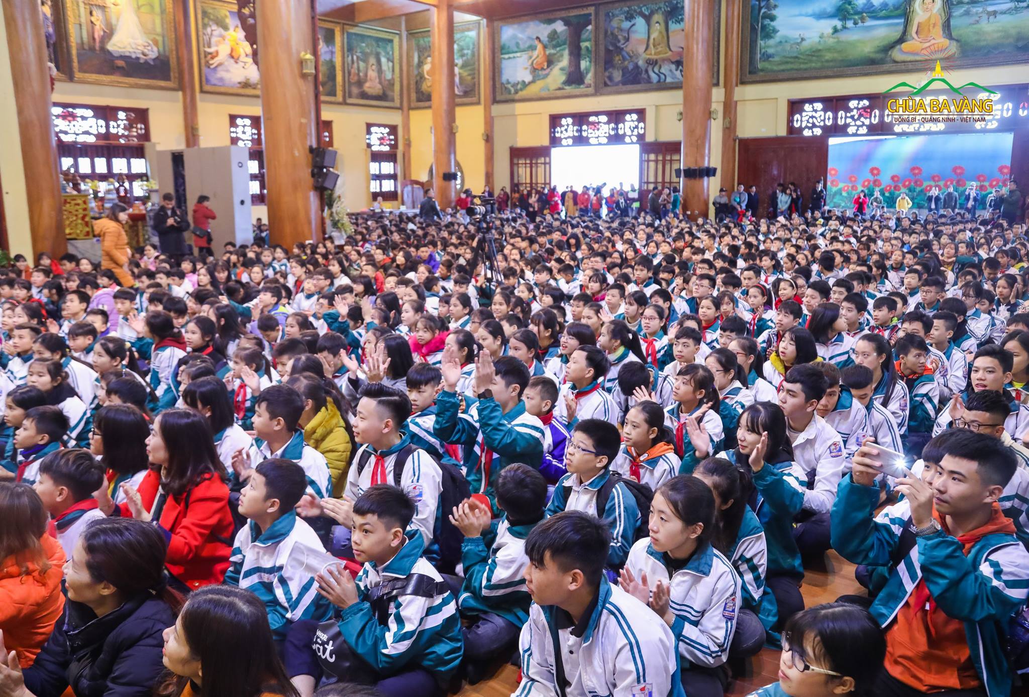Hàng ngàn học sinh hai trường THCS tỉnh Hải Dương về chùa Ba Vàng thăm quan, lễ Phật.