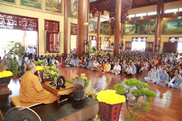 Hàng ngàn nhân dân, Phật tử tham dự buổi thiền trà lễ hôi hoa cúc chùa Ba Vàng.