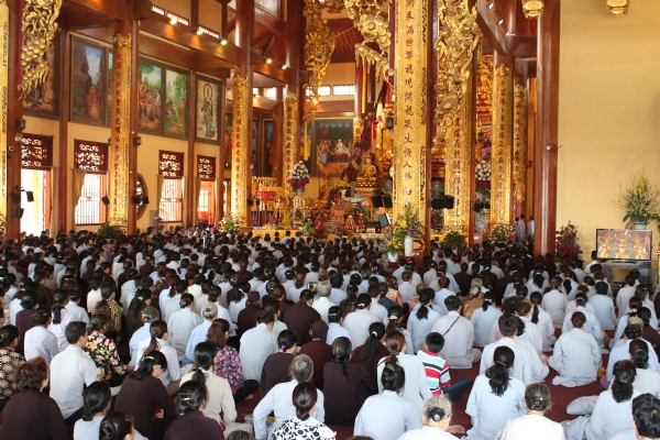 Hàng nghìn Phật tử vân tập về chùa Ba Vàng tham dự khóa tu Bát quan trai