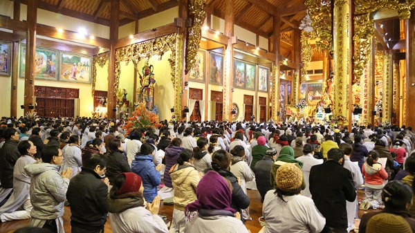 Hàng ngàn Phật tử vân tập về chùa tham dự buổi thính Pháp cuối năm