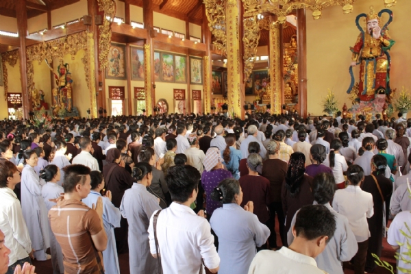 Hàng ngàn Phật tử về chùa tham dự khóa tu mừng ngày khánh đản