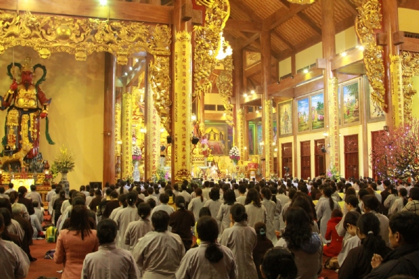Hàng nghìn Phật tử vân tập về chùa cùng đón giao thừa