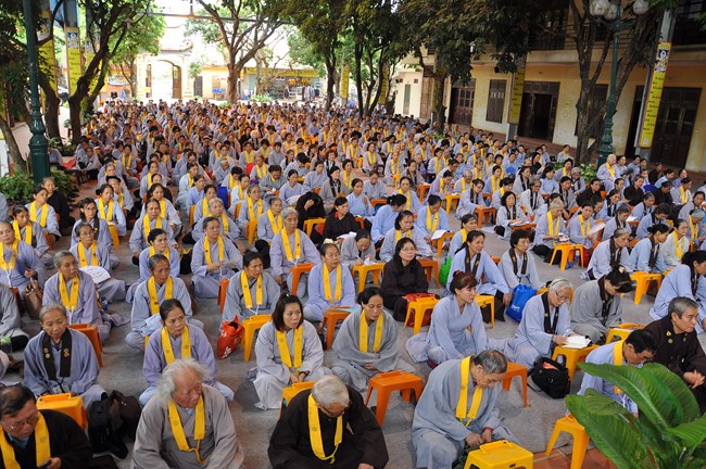 Hàng trăm Phật tử đạo tràng Pháp Hoa vân tập về chùa Bằng tham dự ngày tu Bát Quan Trai.
