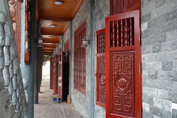 Hành lang nhà thờ Tổ chùa Ba Vàng.