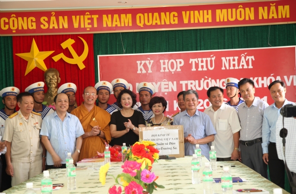 Hội Kinh Tế Môi Trường Việt Nam thăm và tặng quà cho cán bộ chiến sỹ và nhân dân huyện đảo Trường Sa.