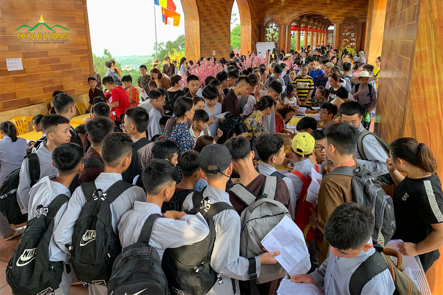 6h30’ sáng, nơi đăng ký Khoá Tu Mùa Hè lần 1 năm 2019 đã đông kín các bạn trẻ tới đăng ký làm Khoá sinh.