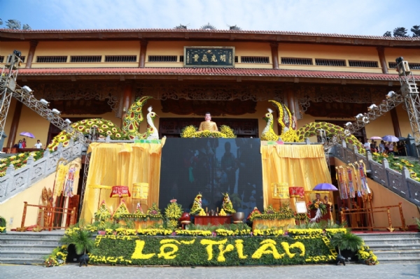 Lễ hội hoa cúc chùa Ba Vàng.