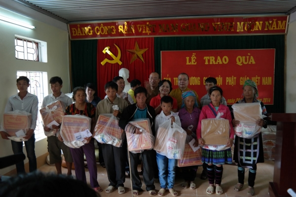 Lễ trao quà cho các gia đình nạn nhân trong vu sập cầu tại bản Chu Va 6 tỉnh Lai Châu.