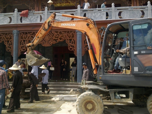 Lư hương đã được chuyển tới sân nhà thờ Tổ chùa Ba Vàng.