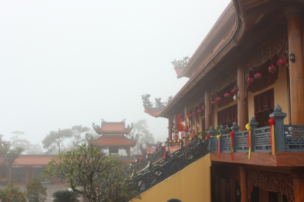 Mái chùa trong sương mù huyền ảo.