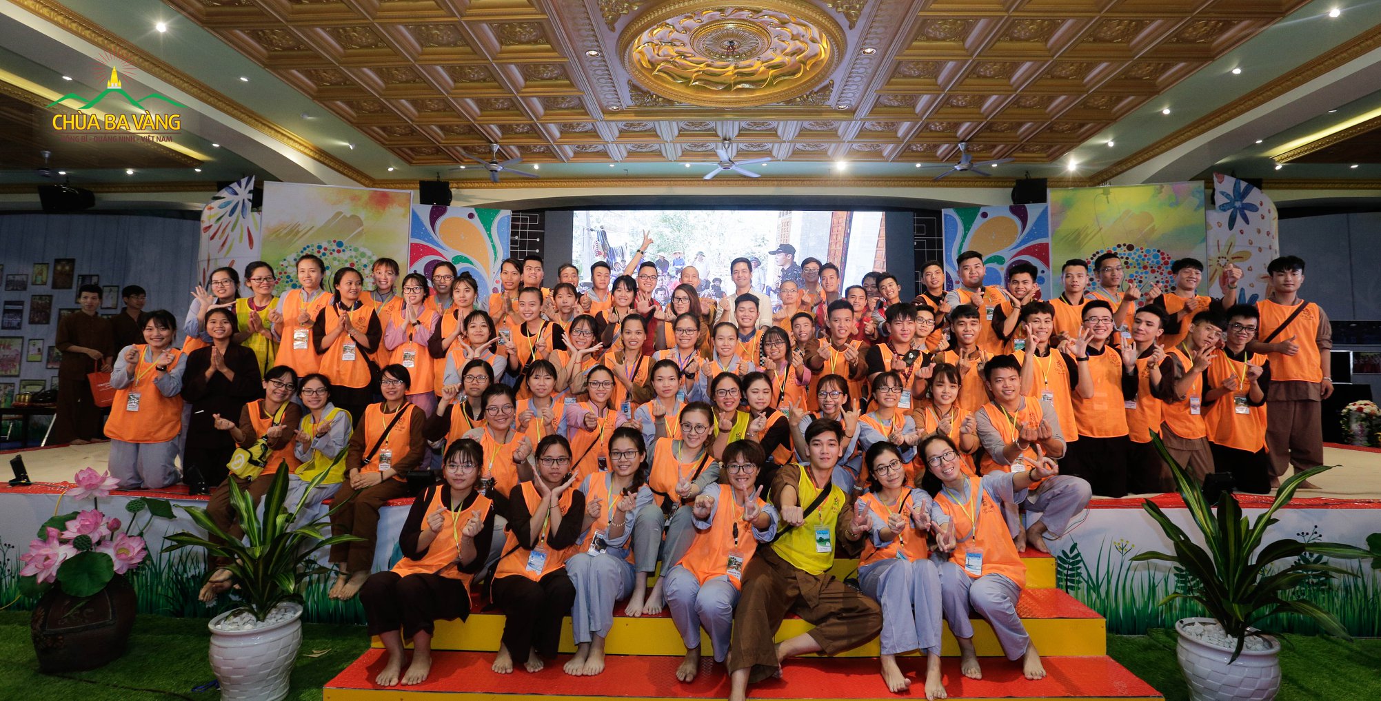 MC Phan Anh chụp ảnh lưu niệm cùng một số anh chị tình nguyện viên khóa tu mùa hè.