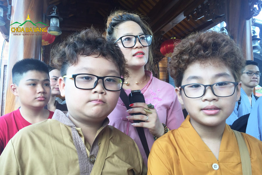 Hai anh em Chí Thanh và Chí Thành trong buổi đăng ký Khóa tu mùa hè 2019.