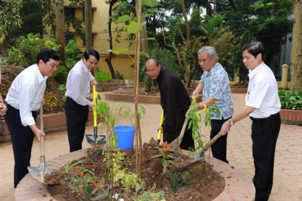 Nhà trường Đại học Kinh tế Quốc dân mời thầy Thích Trúc Thái Minh trồng cây lưu niệm.