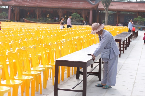 Những hàng ghế thẳng tắp trên sân chánh điện chào đón du khách thập phương về tham dự lễ khai hội xuân Ba Vàng.