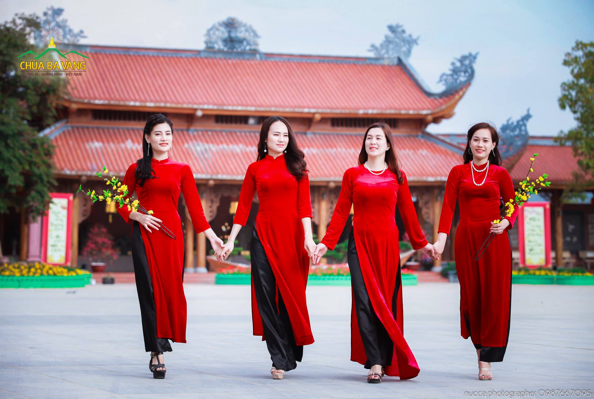Những tà áo dài thướt tha tạo nên những nét riêng của văn hóa lễ chùa đầu năm tại chùa Ba Vàng