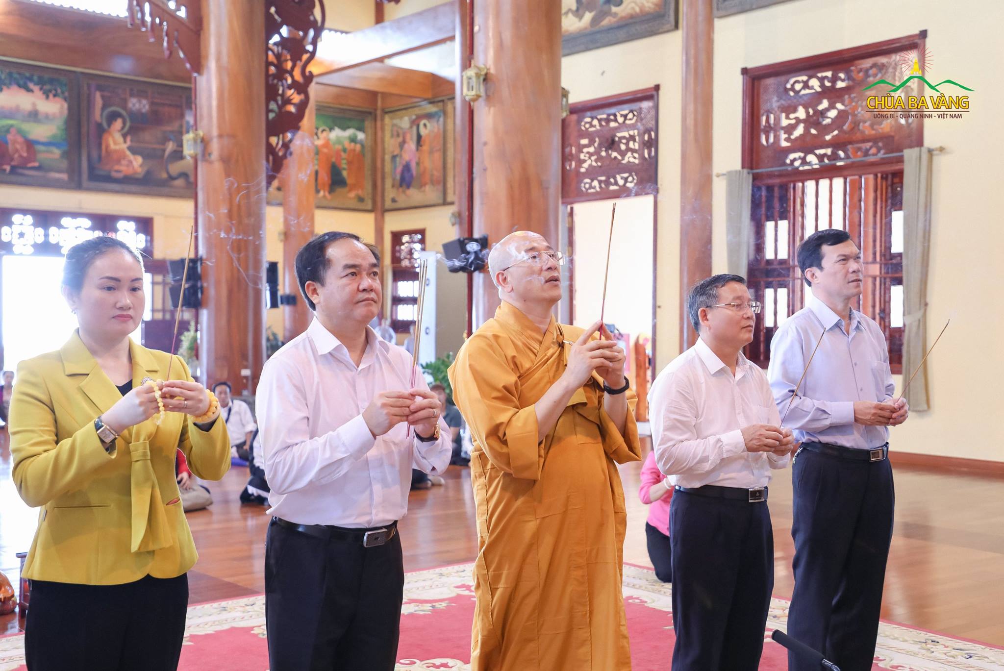 Ông Vũ Chiến Thắng cùng phái đoàn dâng hương hương tại Chính điện chùa Ba Vàng.