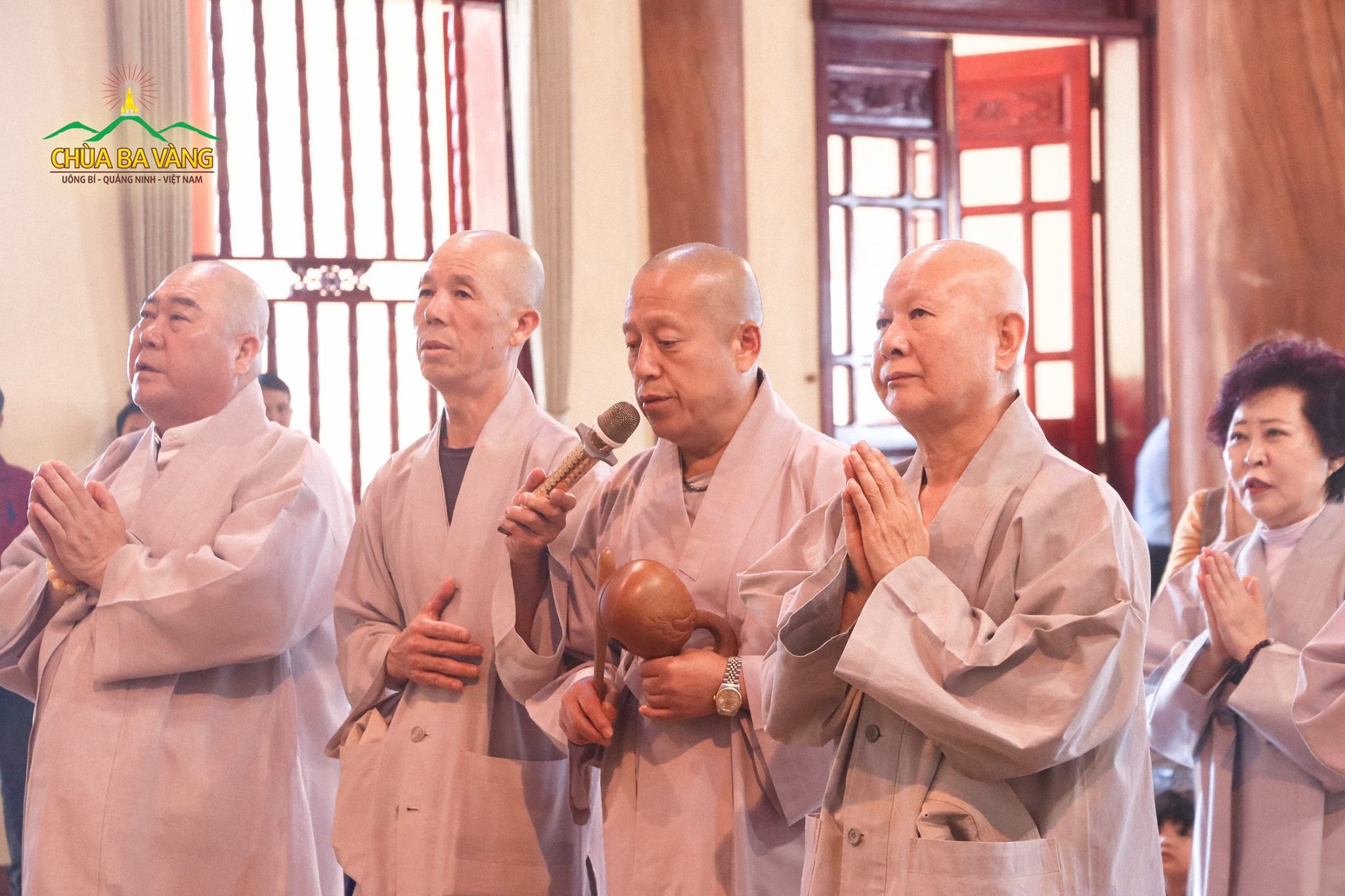Phái đoàn Giáo hội Phật giáo Hàn Quốc lễ Phật tại chánh điện chùa Ba Vàng.