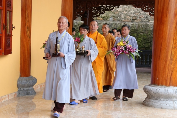 Đại diện Phật tử các đạo tràng cung nghinh Thầy trụ trì Thích Trúc Thái Minh quang lâm Pháp tòa