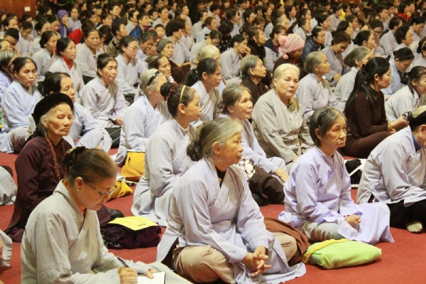 Phật tử chăm chú nghe Thầy Thích Trúc Thái Minh về 5 nhân duyên để cầu nguyện được thành tựu