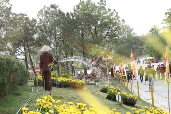 Phật tử chăm sóc cây và hoa trong khuôn viên bổn tự.