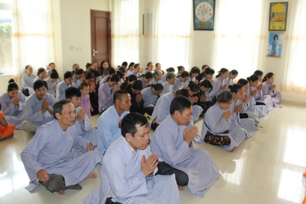 Phật tử chắp tay trang nghiêm tri ân Tam Bảo và sự chỉ dạy trên Thầy Thích Trúc Thái Minh.