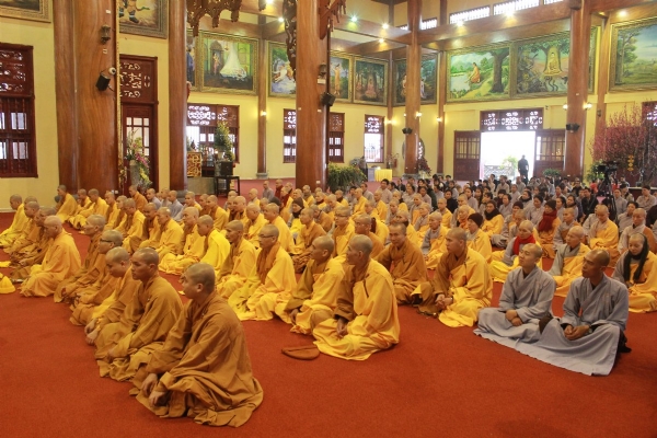 Phật tử chùa Ba Vàng và chư Tăng Ni bổn tự vân tập đông đủ về ngôi Đại Hùng Bảo Điện khánh tuế Ân Sư.
