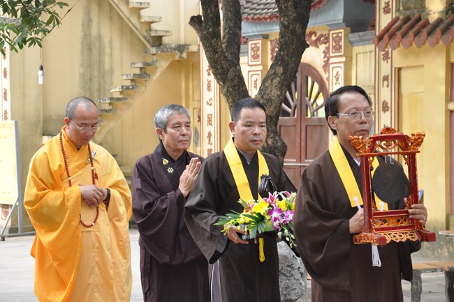 Phật tử cung nghinh Thầy Thích Trúc Thái Minh quang lâm pháp tòa.