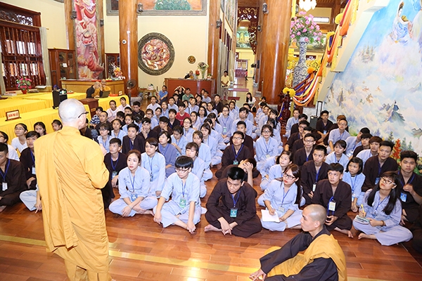 Quý thầy trong ban tổ chức đã kể với các bạn khóa sinh về cuộc đời Đức Phật Thích Ca Mâu Ni qua các bức tranh tại chính điện.