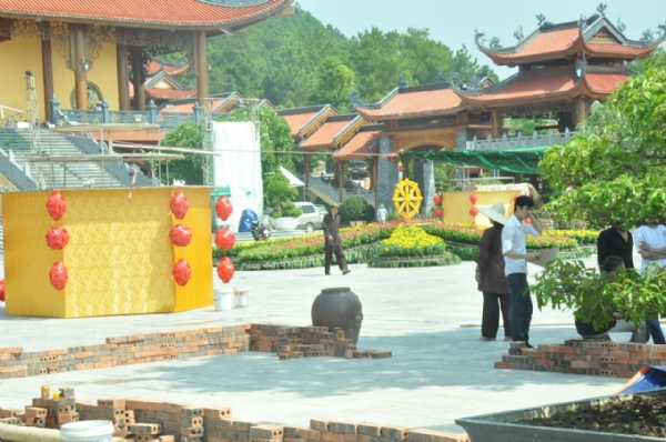 Sân chánh điện chùa Ba Vàng ngập tràn màu sắc của những bông hoa cúc.