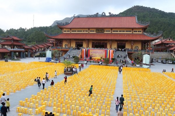 Sân chánh điện chùa Ba Vàng.