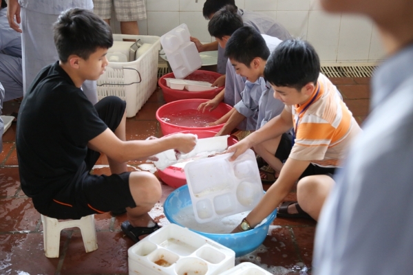 Sau khi ăn xong, các bạn khóa sinh phụ giúp các bác Phật tử rửa bát.